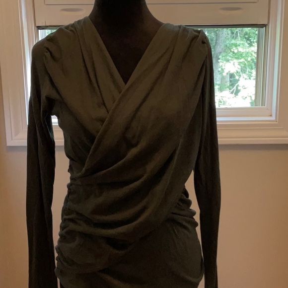 Beautiful green top.very flattering. - Picture 2 of 6